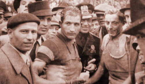 Coppi und Bartali 1940-1943 auf einem Bild eines laut wikimedia commons unbekannten Autors (Quelle: https://commons.wikimedia.org/wiki/File:Coppi_Bartali_1940.jpg)