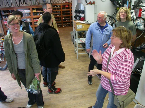 Besucherinnen und Besucher im Verkaufsraum bei einer Feier