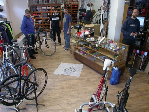 Fünf Helfer im fast fertig eingeräumten Verkaufsraum, in der Mitte die alte Vitrine