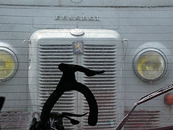 Nahaufnahme des Peugeot-Kühlergrills eines alten Transporters