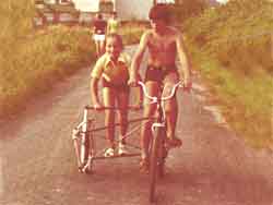Jens als Kind auf einem Tandem, zu zweit unterwegs auf einer Landstraße