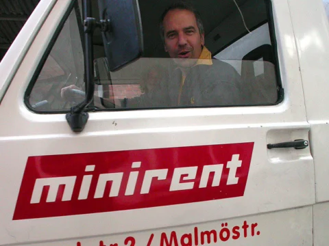 Jens am Steuer eines gemieteten Umzugstransporters