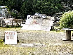 Eine Holzrampe und ein Kicker auf einem Schotterplatz