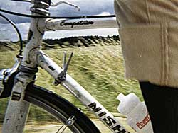 Detail eines weißen Mountainbikes: Federgabel und Bremse am Vorderrad