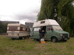 Ein Wohnmobil und ein Wohnwagen auf einer Wiese