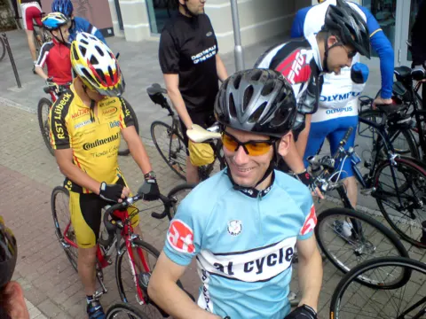 Fahrer im Startbereich, vorn einer im hellblauen at-cycles-Trikot
