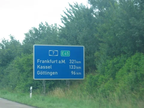 Ein blaues Autobahnschild: Frankfurt 321 km, Kassel 133 km, Göttingen 96 km