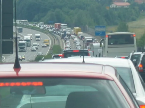 Blick durch die Windschutzscheibe auf einen Stau auf der Autobahn