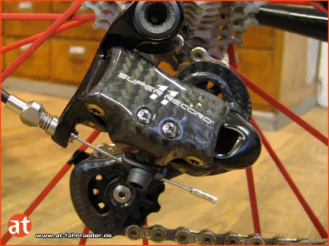 Detail des Colnago: Campagnolo-Super-Record-Schaltwerk aus Carbon