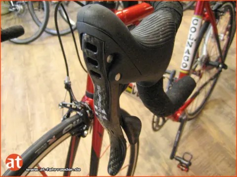 Detail des Colnago: Bremsgriff und Lenker mit dem Colnago-Schriftzug