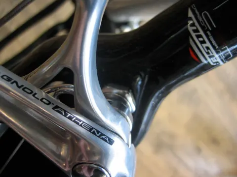 Nahaufnahme einer Campagnolo-Athena-Kurbel