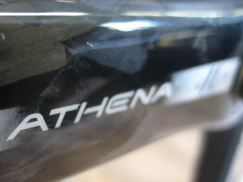 Nahaufnahme eines Carbonteils mit dem Schriftzug „Athena“
