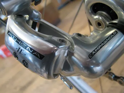 Nahaufnahme eines Campagnolo-Athena-Bremsgriffs am Lenker