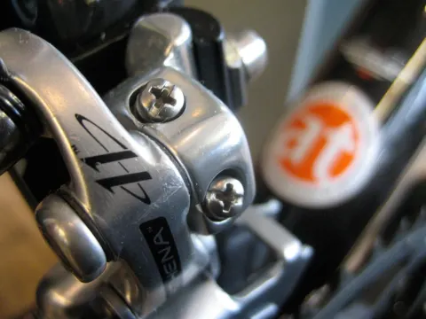 Nahaufnahme einer Campagnolo-Athena-Bremse