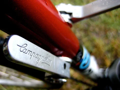 Nahaufnahme eines Campagnolo-Umwerfers am roten Rahmen