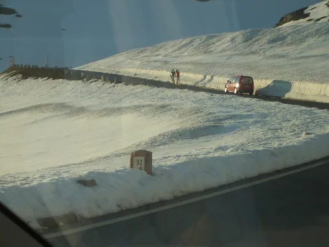 Blick durch eine Windschutzscheibe auf eine Straße über einer Düne