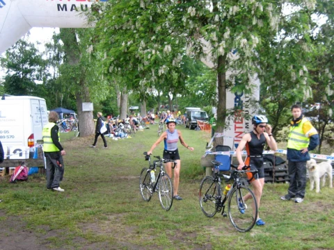 Athleten laufen mit ihren Rädern durch die Wechselzone