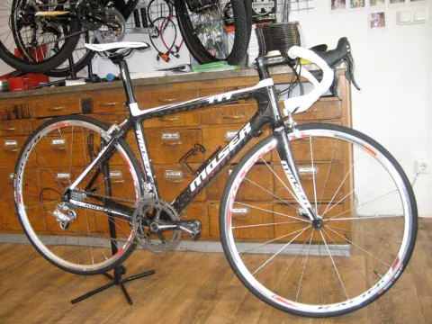 Ein weißes Müller-Rennrad im Montageständer der Werkstatt