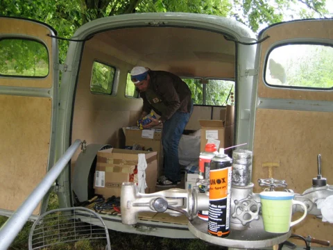 Ein Mechaniker arbeitet im Laderaum des Transporters