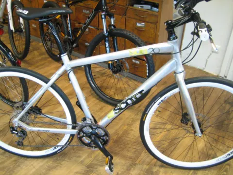 Ein weißes Scott-Fitnessrad im Laden, dahinter weitere Räder
