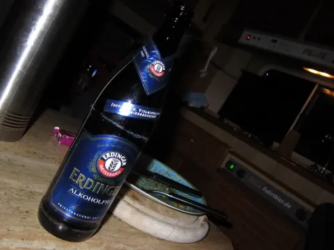 Zwei Flaschen alkoholfreies Weißbier auf einem Tisch