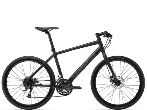 Ein schwarzes Cannondale-Fitnessrad mit geradem Lenker, freigestellt