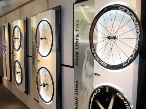 Ein Messestand mit ausgestellten Campagnolo-Laufrädern an der Wand