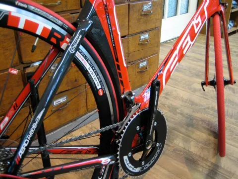 felt-b2-hinterbau Ein rot-schwarzes Basso-Rennrad vor der Schubladenwand im Laden