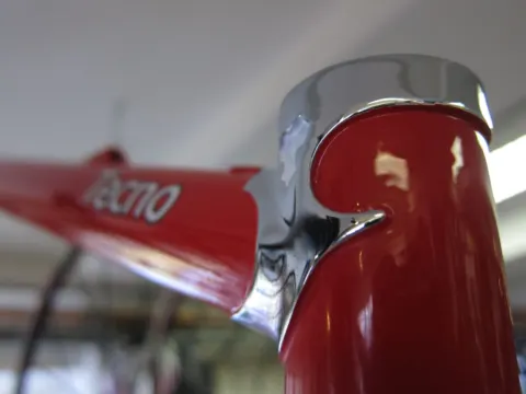 Nahaufnahme eines rot verchromten Steuerrohrs mit dem Schriftzug „Tecno“