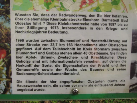 Eine Informationstafel über den Radwanderweg auf einer ehemaligen Kleinbahnstrecke