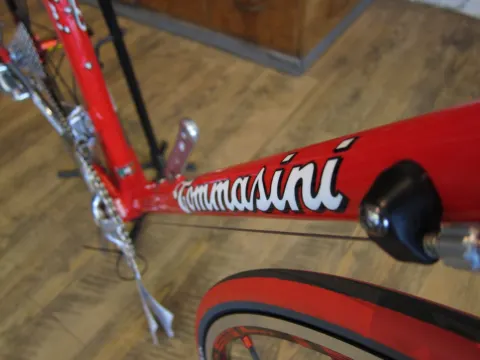 Nahaufnahme des roten Sitzrohrs mit dem Schriftzug „Tommasini“