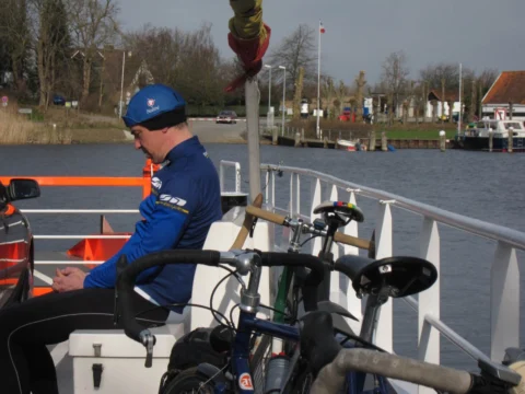 Ein Fahrer sitzt mit den Rädern an Bord einer Fähre