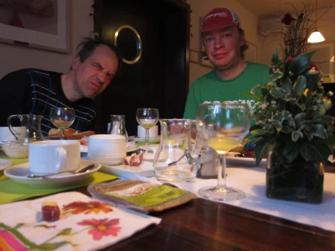 Zwei Männer am gedeckten Frühstückstisch