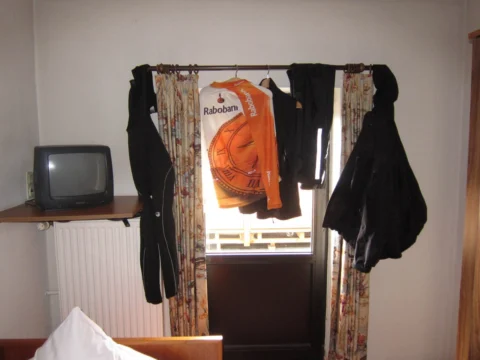Radkleidung hängt in einem Hotelzimmer zum Trocknen