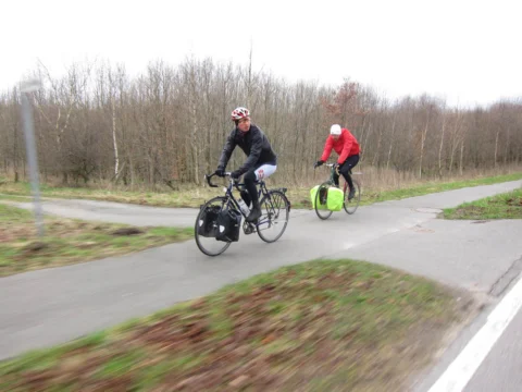 Zwei bepackte Fahrer auf einem Radweg, mitgezogen aufgenommen