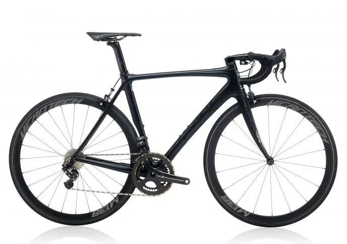 Basso Diamante: schwarzes Carbon-Rennrad mit Aerolaufrädern, Seitenansicht