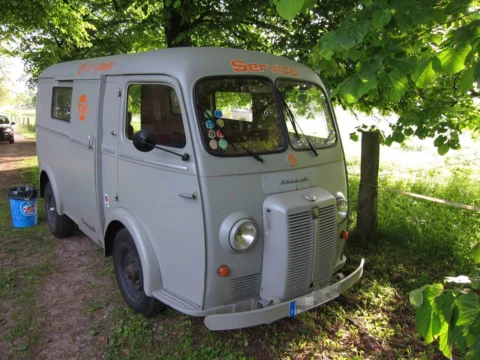 Der Transporter von schräg vorn mit geöffneter Tür