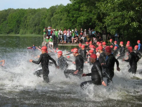 Ein Feld von Schwimmern stürmt in den See
