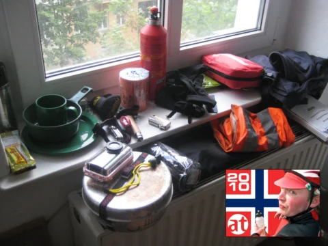 Reiseausrüstung auf einer Fensterbank: Kocher, Töpfe, Werkzeug und Taschen
