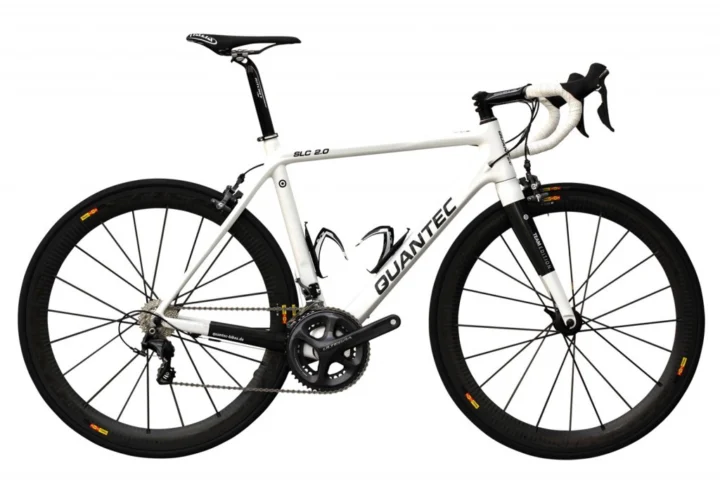 Quantec SLC 2.0: weißes Rennrad mit hohen schwarzen Carbonfelgen