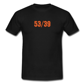 Ein schwarzes T-Shirt mit dem orangefarbenen Aufdruck „53/39“