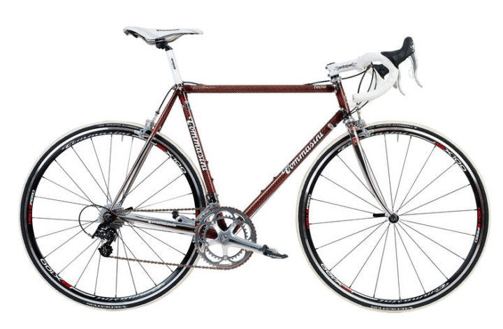 Tommasini-Rennrad mit dunkelrotem Stahlrahmen und weißem Lenkerband
