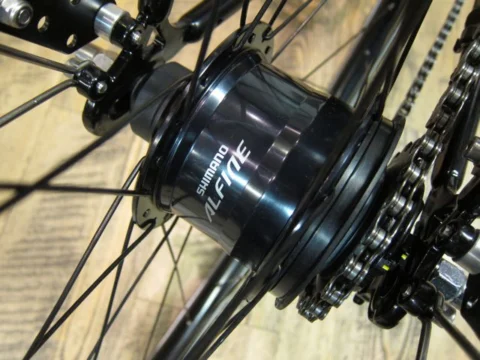 Nahaufnahme einer Shimano-Alfine-Nabe im Hinterrad