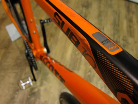 Nahaufnahme eines orangefarbenen Oberrohrs mit dem Schriftzug „Sub“