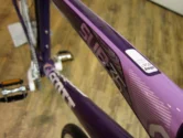 Nahaufnahme eines violetten Rahmenrohrs