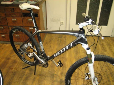 IMG_0986 Ein schwarz-weißes Scott-Mountainbike vor der Schubladenwand im Laden