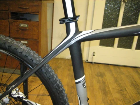 IMG_0991 Detail eines Mountainbikes: Sattelstütze und Hinterbau von schräg oben