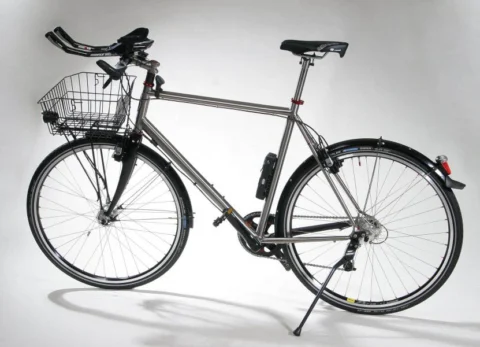 Ein graues Trekkingrad mit Frontkorb, freigestellt von der Seite