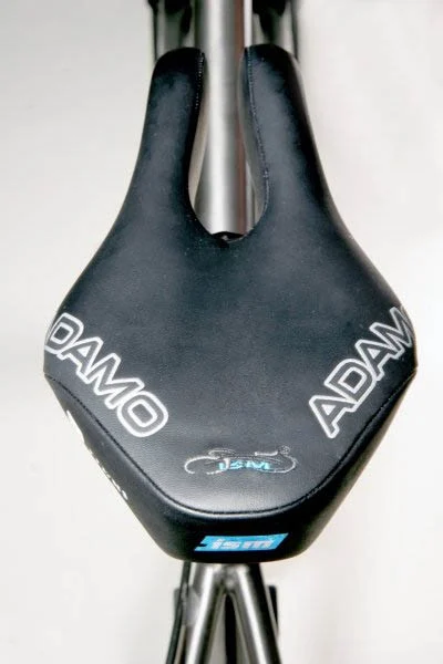 Nahaufnahme eines schwarzen Sattels mit dem Schriftzug „Adamo“