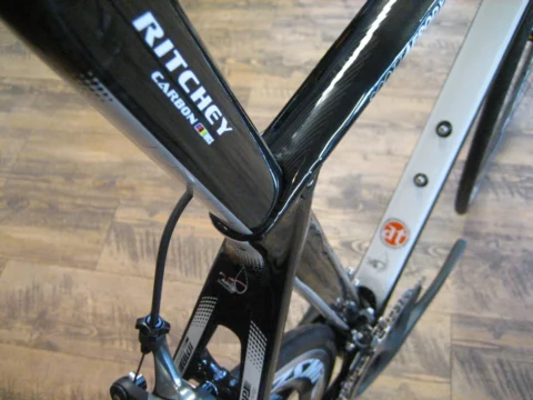 Nahaufnahme einer Ritchey-Carbongabel am Steuerrohr